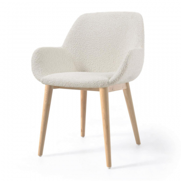 Стул Konna из белой ткани букле с ножками из массива ясеня