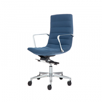 Офисное кресло Sydney с низкой спинкой и хромированными подлокотниками на крестовине с колесами