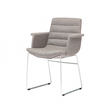 Кресло Sydney с низкой спинкой и мягкими закрытыми подлокотниками на хромированной опоре