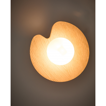 Настенный светильник Wilara из дуба с 1 шаром из дымчатого стекла