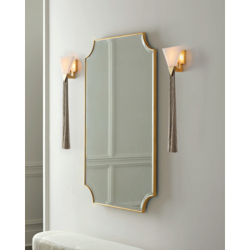 Зеркало в золотой раме 