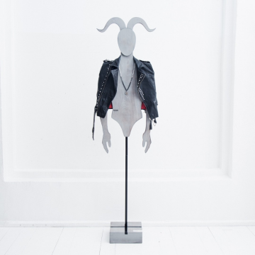 Манекен-вешалка КОСТЯ с рогами в сером цвете
