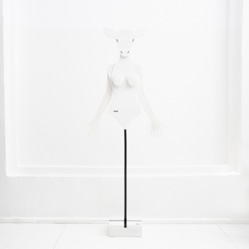 Манекен-вешалка Крошка Корова в белом цвете