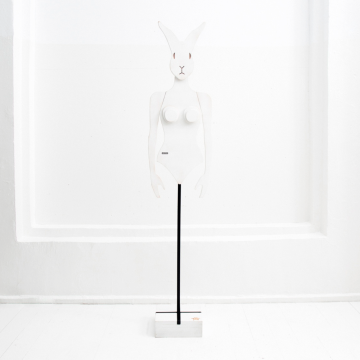 Манекен-вешалка Крошка Зайка в белом цвете