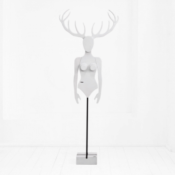 Манекен-вешалка Крошка с рогами номер 10 в белом цвете