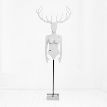 Манекен-вешалка Крошка с рогами номер 10 в белом цвете
