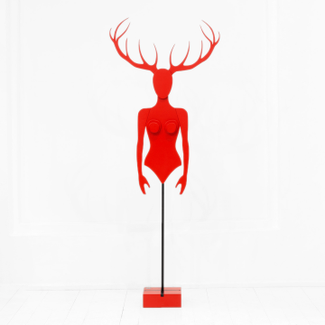 Манекен-вешалка Крошка с рогами номер 10 в красном цвете