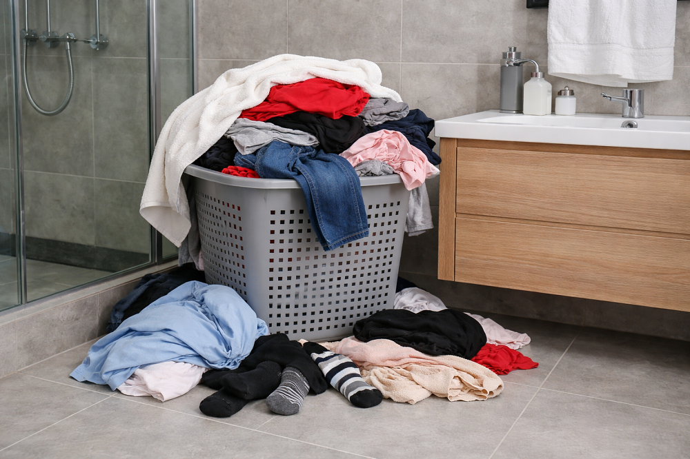 Маленькая корзина для белья не справляется с объемом вещей